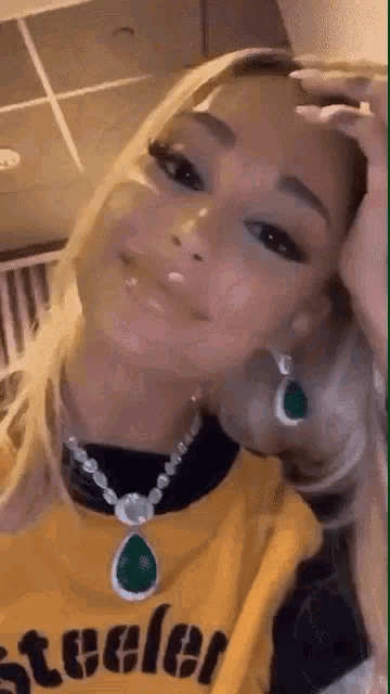 Ariana Grande Hot GIF