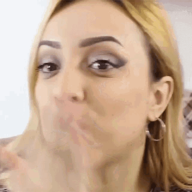 Blowing Kiss Debora Spiga GIF
