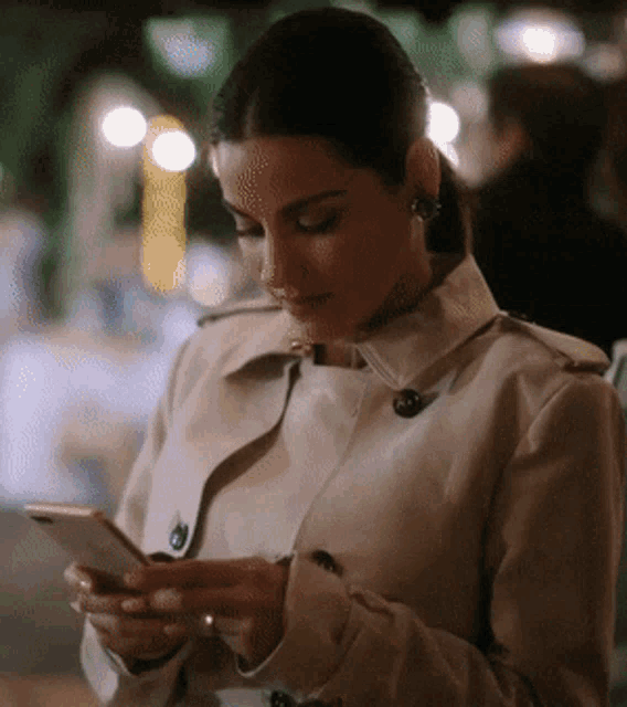 Maite Perroni Ep1 GIF