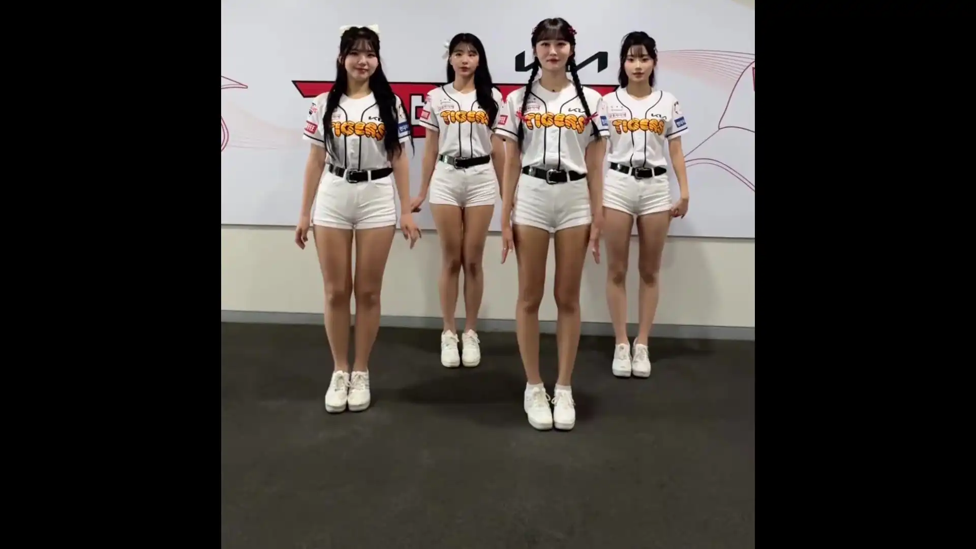 Cheerleaders pikki pikki dance