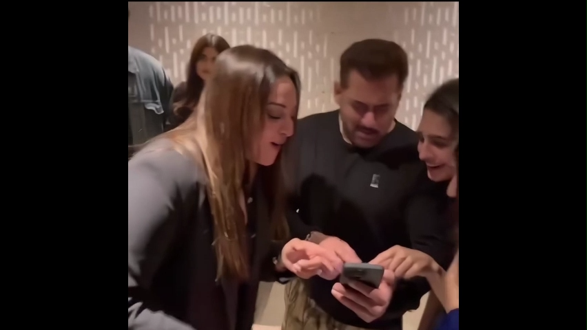 Salman Showing Something In Phone Memes